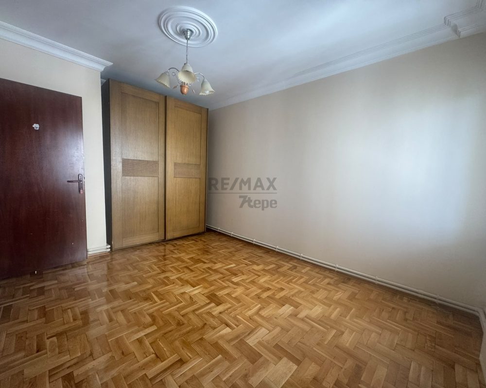ATAŞEHIR UĞURKENT SITESI’NDE GOLF MANZARALI, TADILATLI ARA KAT 3+1