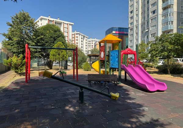 ATAŞEHIR UĞURKENT SITESI’NDE GOLF MANZARALI, TADILATLI ARA KAT 3+1 küçük görsel