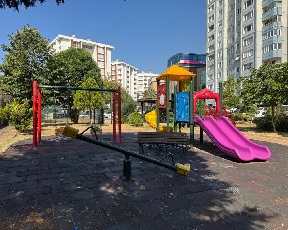 ATAŞEHIR UĞURKENT SITESI’NDE GOLF MANZARALI, TADILATLI ARA KAT 3+1