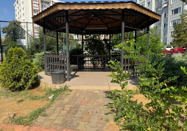 ATAŞEHIR UĞURKENT SITESI’NDE GOLF MANZARALI, TADILATLI ARA KAT 3+1 küçük görsel