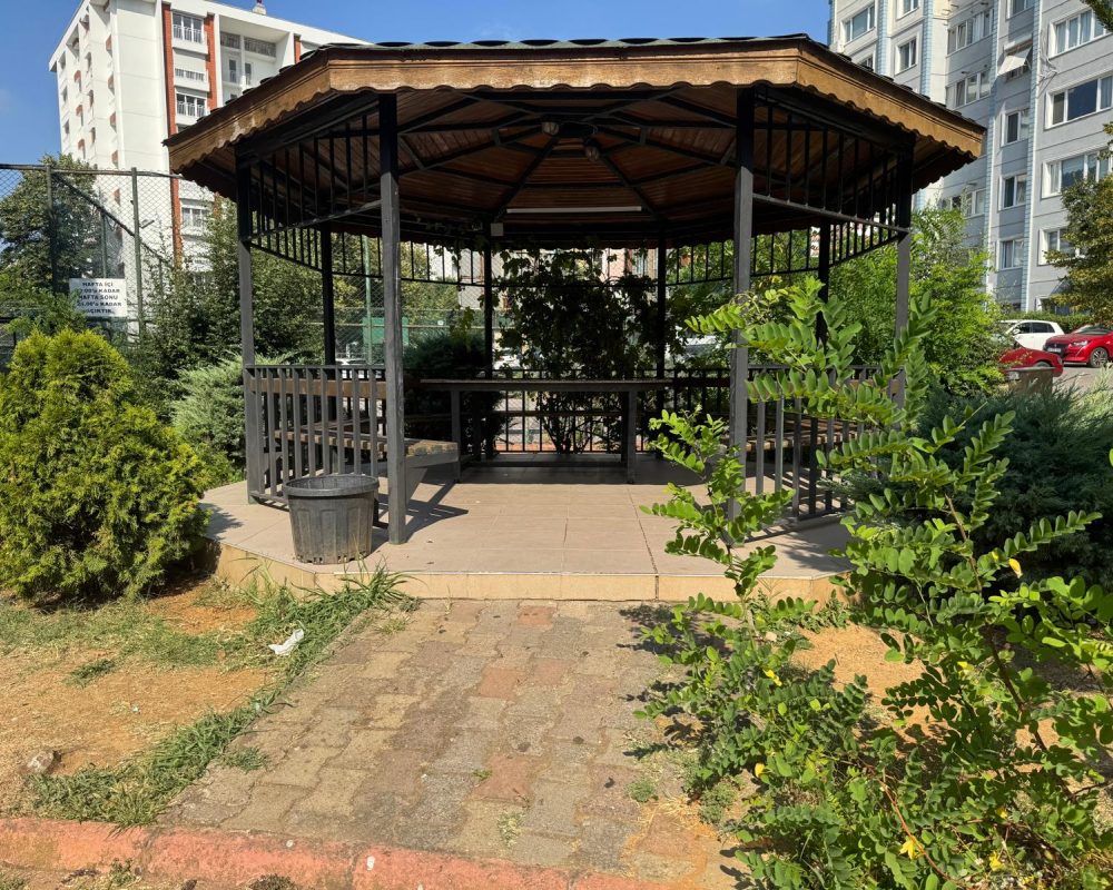 ATAŞEHIR UĞURKENT SITESI’NDE GOLF MANZARALI, TADILATLI ARA KAT 3+1