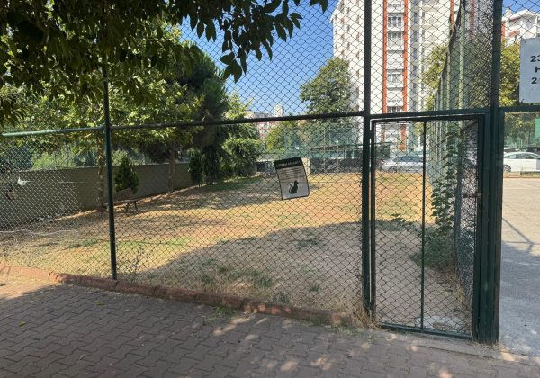 ATAŞEHIR UĞURKENT SITESI’NDE GOLF MANZARALI, TADILATLI ARA KAT 3+1 küçük görsel