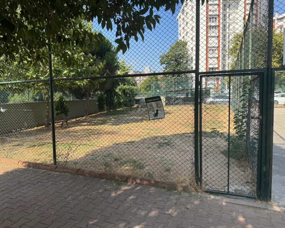 ATAŞEHIR UĞURKENT SITESI’NDE GOLF MANZARALI, TADILATLI ARA KAT 3+1