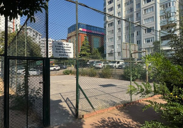 ATAŞEHIR UĞURKENT SITESI’NDE GOLF MANZARALI, TADILATLI ARA KAT 3+1 küçük görsel