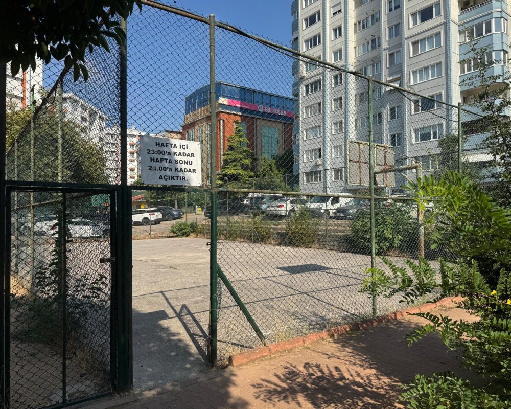 ATAŞEHIR UĞURKENT SITESI’NDE GOLF MANZARALI, TADILATLI ARA KAT 3+1